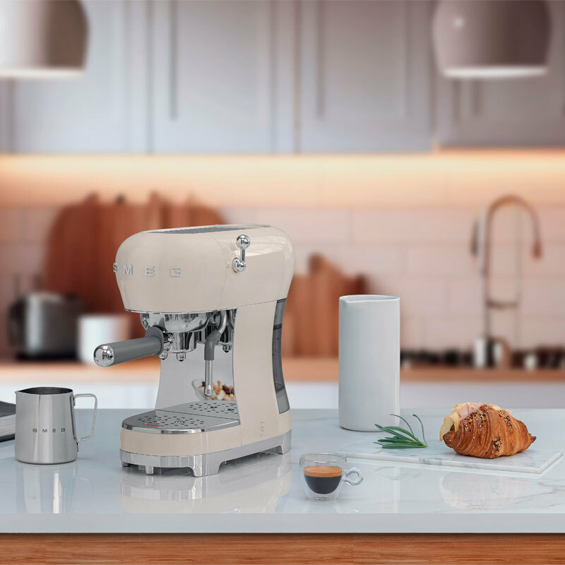 Cafetera espresso Smeg Pae ECF02CREU Cafetera espresso Smeg Pae ECF02CREU