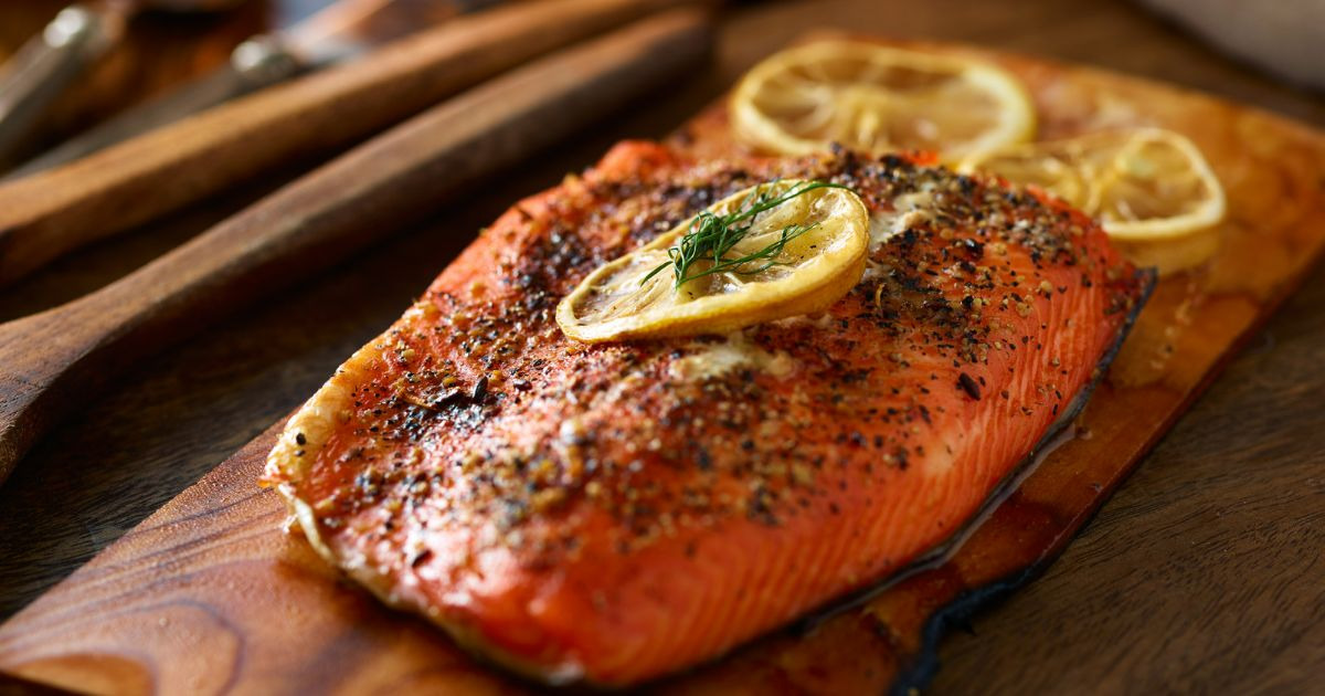 Filete de salmón al horno con salsa de limón y eneldo